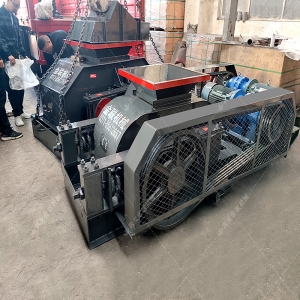 兩臺小型對輥破碎機發貨圖片_發往廣東廣西_破碎石英砂