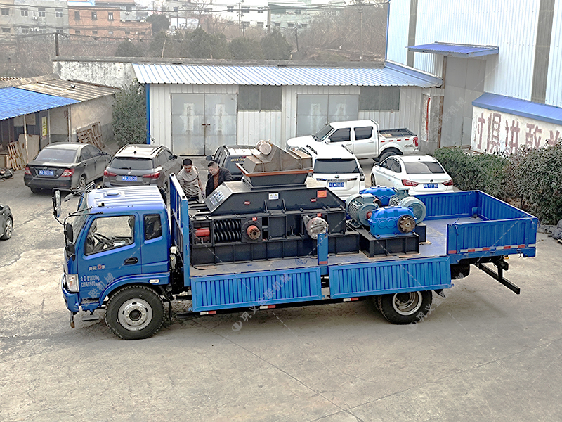 1000x700型全自動液壓對輥制砂機發貨