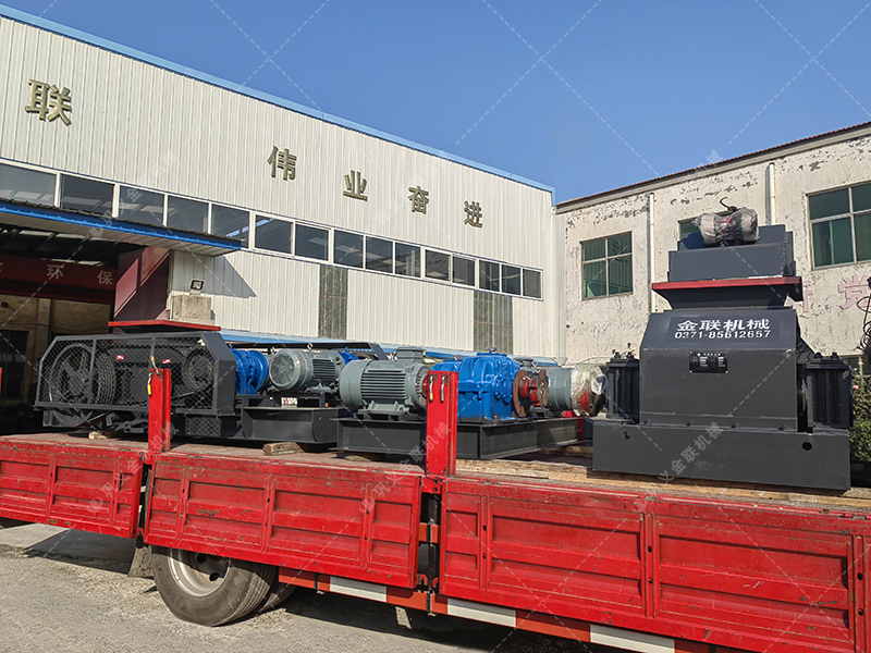 兩臺小型對輥制砂機 610x400組合對輥發往上海