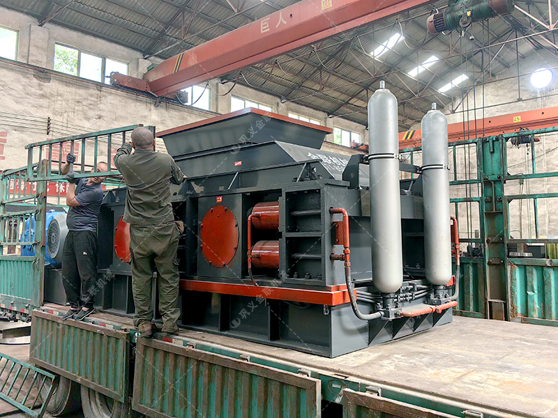 大型2PG1508液壓對輥破碎制砂機發往陜西